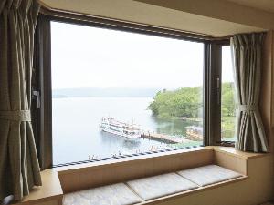 【湖側】グループ客室／目の前には雄大な阿寒湖の景色が広がっています（イメージ）