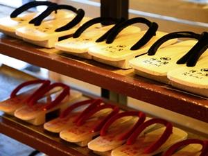 ★【1F ロビー】お出かけ用の下駄や傘、冬用の防寒着など取り揃えております