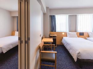 コネクティングルーム  32.9平米　スタンダードダブルとスタンダードツインの2部屋が繋がっています。　全館浄水システム採用　Wi-Fi＆有線LAN接続無料　加湿機能付空気清浄機