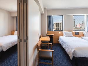 コネクティングルーム  32.9平米　スタンダードダブルとスタンダードツインの2部屋が繋がっています。　全館浄水システム採用　Wi-Fi＆有線LAN接続無料　加湿機能付空気清浄機