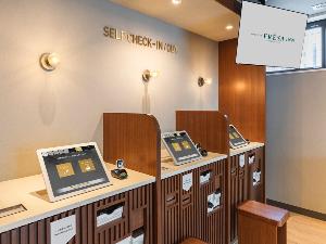1階 セルフチェックイン・チェックアウト端末  お客様ご自身が簡単な操作でチェックイン・チェックアウト手続きを行えます。