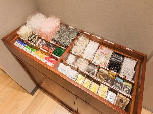 1階 フリーアメニティコーナー  歯ブラシ・カミソリ・ボディスポンジなどのバスアメニティや、入浴剤・紅茶・コーヒーなど選べるアメニティをご用意しております。