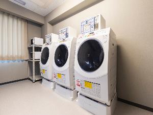2階 コインランドリー  長期滞在や急なご宿泊にも乾燥機能付のコインランドリーをご用意しておりますので安心してご利用いただけます。