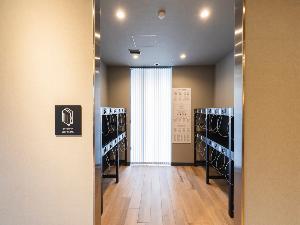 1階 セルフクローク  お客様ご自身でお荷物を保管できるため、チェックイン前・チェックアウト後・滞在中の荷物の出し入れもストレスフリーです。