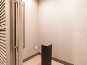 1階 喫煙スペース  ホテル1階に喫煙ブースを設けております