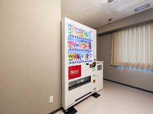 2階 自動販売機  ソフトドリンク、アルコールの自動販売機をご用意しております。客室でのお休み前の一杯に、ぜひご利用ください。 ※自動販売機は現金のみご利用可能です。
