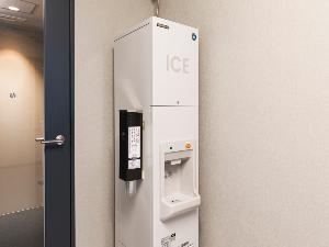 2階 製氷機  新鮮な氷を製造する製氷機をご用意しております。冷たいお飲み物をお召し上がりの際は、ぜひご利用ください。