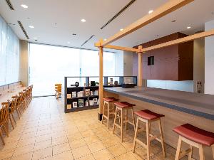 ×【ライブラリーカフェ】Wi-Fi接続無料◆カフェ内にはコンセントも充実。ワークスペースとしても快適。