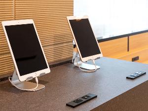 ×【ライブラリーカフェ】会場内には自由に使えるタブレットも設置