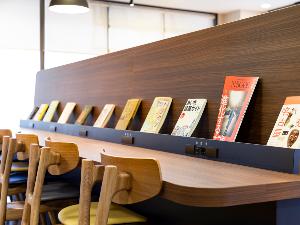 ×【ライブラリーカフェ】Wi-Fi接続無料◆カフェ内にはコンセントも充実。ワークスペースとしても快適。