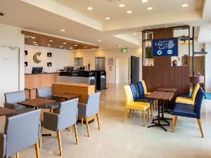 ×【ライブラリーカフェ】Wi-Fi接続無料◆カフェ内にはコンセントも充実。ワークスペースとしても快適。