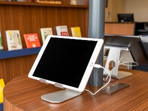 ×【ライブラリーカフェ】会場内には自由に使えるタブレットも設置