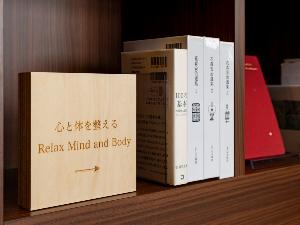 ×【ライブラリーカフェ】「旅先でちょっと疲れを癒したい」そんな時におすすめの本をセレクト。