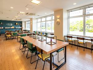 ×【ライブラリーカフェ】Wi-Fi接続無料◆カフェ内にはコンセントも充実。ワークスペースとしても快適。