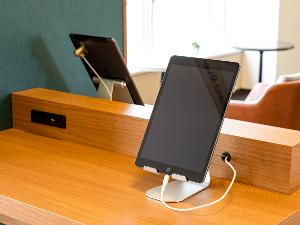×【ライブラリーカフェ】会場内には自由に使えるタブレットも設置