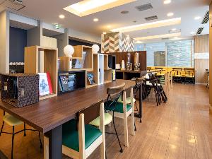 【ライブラリーカフェ】Wi-Fi接続無料◆カフェ内にはコンセントも充実。ワークスペースとしても快適。