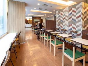 【ライブラリーカフェ】秋田の稲穂をイメージした壁紙は会場内のアクセントに