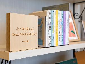 【ライブラリーカフェ】「旅先でちょっと疲れを癒したい」そんな時におすすめの本をセレクト。