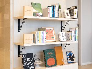 【ライブラリーカフェ】プロが選書した書籍をお楽しみいただけます