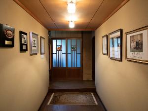 水野旅館の歴史を飾る廊下です