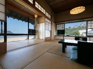 本館20畳/ 城の間　三方の窓からは、西ノ浜や唐津城の風景を満喫いただけます