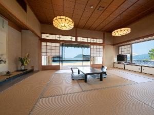 本館20畳/ 城の間　三方の窓からは、西ノ浜や唐津城の風景を満喫いただけます