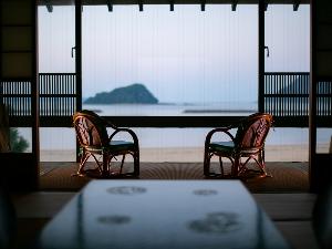 本館20畳/西の間　大島や鳥島、宝当神社のある高島などの景色がお愉しみいただけます