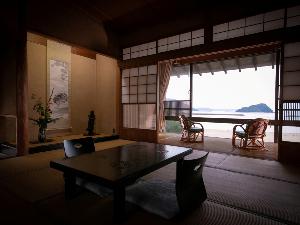 本館20畳/西の間　大島や鳥島、宝当神社のある高島などの景色がお愉しみいただけます