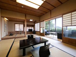 本館10畳/松の間　客室は数寄屋造りの純和風建築の静かで落ち着いた空間です。