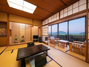 本館10畳/梅の間　目の前には、唐津の美しい景色が広がります