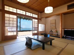 本館10畳/姫の間　本館2階の専用檜風呂からは、唐津の海を眺めることができます