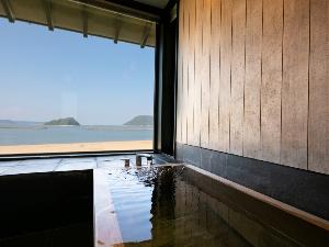 お風呂からは唐津の海を眺めることができます