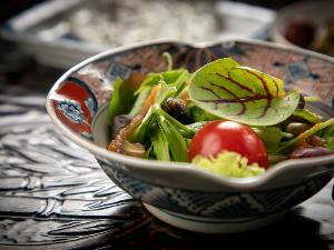 地物の野菜を使ったサラダ