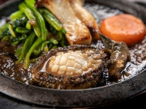 香ばしい香りと豊かな味わいの鮑ステーキ