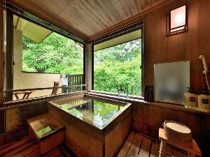 「やすらぎ館」檜の半露天風呂