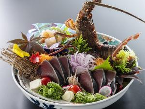 【御造り】地物伊勢海老に館内のわら焼きタタキ工房でお作りした本格的なわら焼きタタキは絶品。