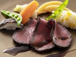 【ヴィアンド】四万十牛をゆっくりとローストする事で旨味を閉じ込め、柔らかくジューシーに仕上げました。