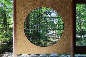 【夏木立】四季回廊にある丸格子から眺めた庭園（７月下旬）