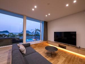 一棟貸し - Castle Side Villa 波静 -デザイン性の高い家具と開放感のある大きな窓