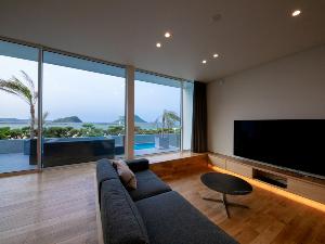 一棟貸し - Castle Side Villa 波静 -デザイン性の高い家具と開放感のある大きな窓