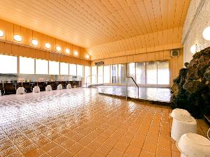 【大浴場】内湯、洗い場：源泉掛け流しの天然温泉。柔らかい泉質で、筋肉痛や関節痛など旅の疲れを癒します