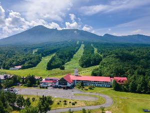 【外観】岩手山のふもと、スキー場と直結:スキー場で遊び疲れた後も、車移動なしでお休みいただけます。