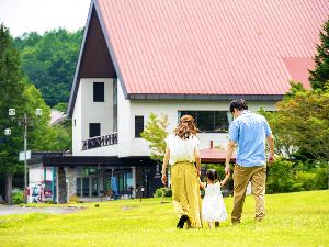 【ホテル前広場】お子様の遊び場にも最適：敷地内の庭は芝生の絨毯で、お子様が走り回っても安心です。