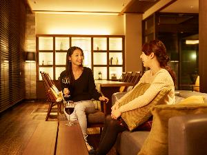 【ロビーラウンジ】大切な方とのひととき：ドリンクメニューもご用意しております。