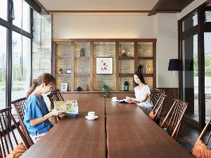 【ロビーラウンジ】コーヒーでほっと一息：山の果物を活かした爽やかなドリンクなどもご用意しております。