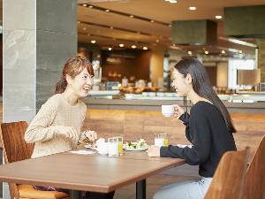 【レストラン】柔らかな日差しと朝食：吹き抜けと大窓の開放的な空間で、自分に合った健康朝食を。