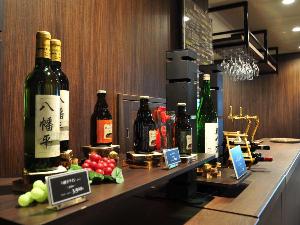 【レストランバー】地酒・ワインも提供可：バーカウンターではアルコールの販売も行っております。