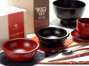 【ショップ】お土産：《漆器》光沢をおさえた仕上げで、どんなシーンにも馴染む素朴で使いやすいデザイン。