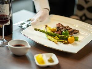 【国産牛のステーキ】焼きたてをお席まで：《UPグレードコース》出来立ての逸品をテーブルまで配膳