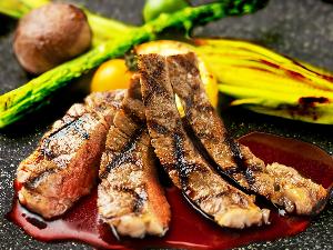 【国産牛のロースト】噛むほどに溢れる旨み：石窯でじっくり焼き上げ、肉に閉じ込めた旨みをご堪能下さい。
